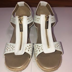 KIDS Michael Kors size 4 white wedges